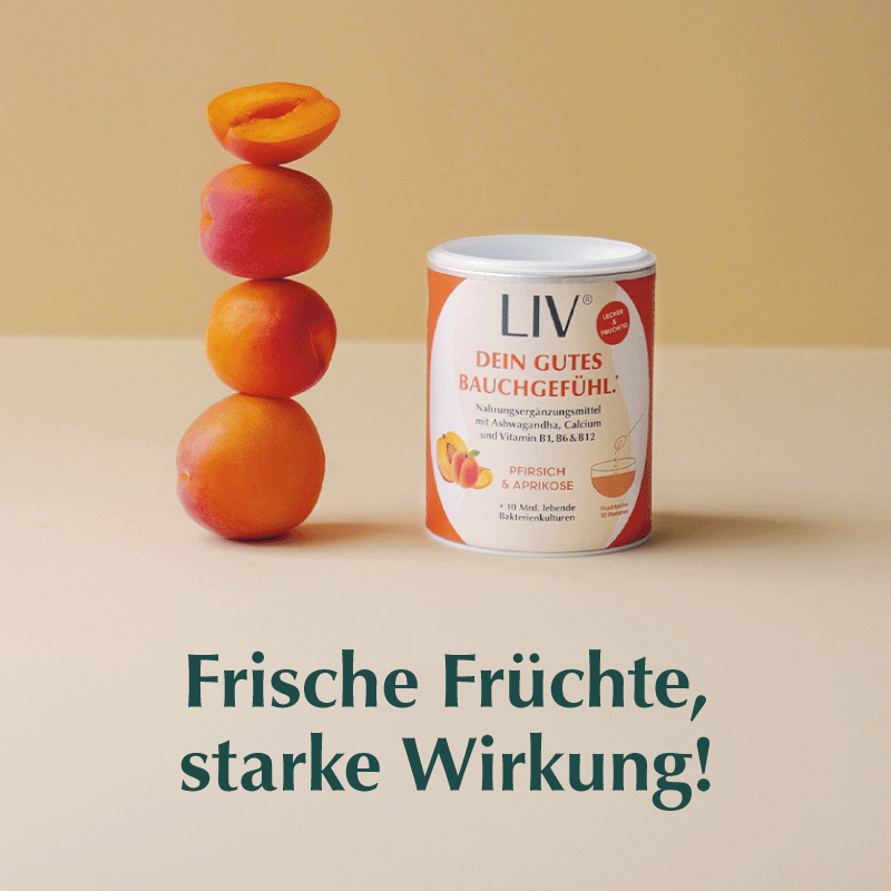 Darmkur mit Pfirsich und Aprikose steht vor einem beigen Hintergrund, neben ihr ein Turm aus Aprikosen gebaut. Titel: Frische Früchte, starke Wirkung!