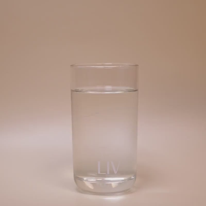 Video: Hand fügt rosa Pulver aus einem Sachet zu einem Glas Wasser hinzu, rührt das Wasser mit einem Glasstrohhalm um und nimmt das Glas mit rosa Flüssigkeit weg.