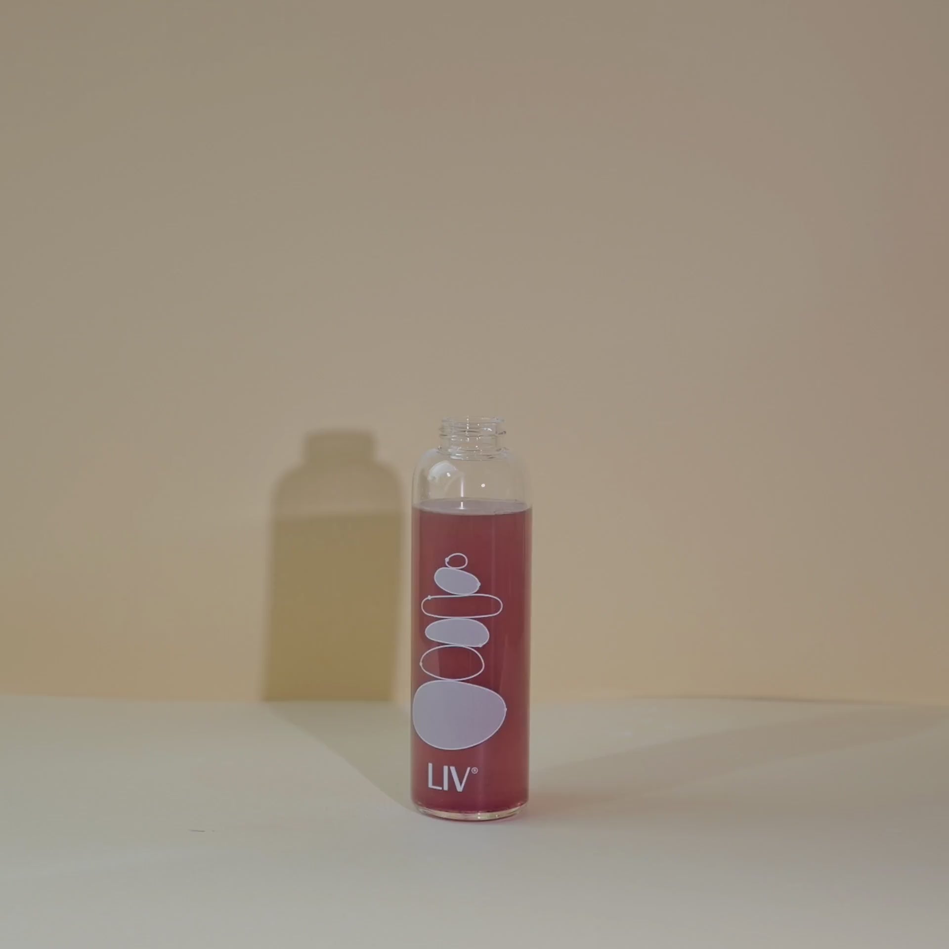 Im Video wird eine Trinkflasche mit rosa Flüssigkeit geschüttelt - Aufschrift: 'Gelassenheit To Go'.