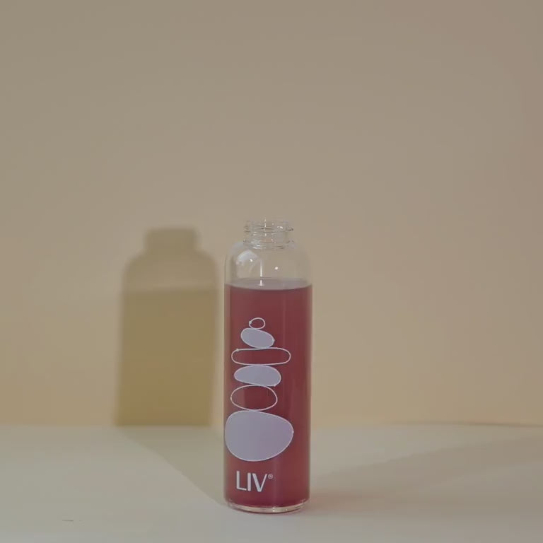 Im Video wird eine Trinkflasche mit rosa Flüssigkeit geschüttelt - Aufschrift: 'Gelassenheit To Go'.